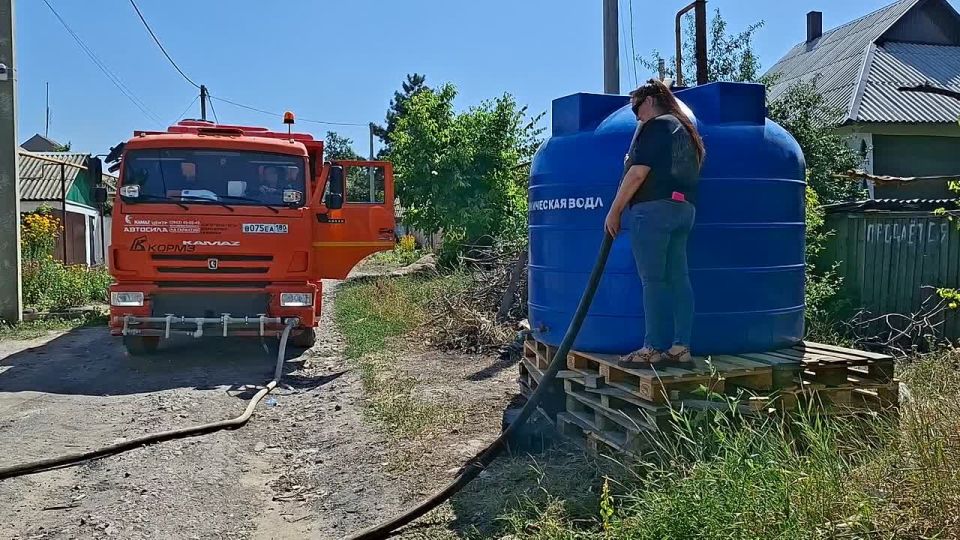 По поручению Главы Донецкой Народной Республики Дениса Пушилина продолжаем доставлять специализированной техникой чистую воду и заполнять ей заранее подготовленные ёмкости