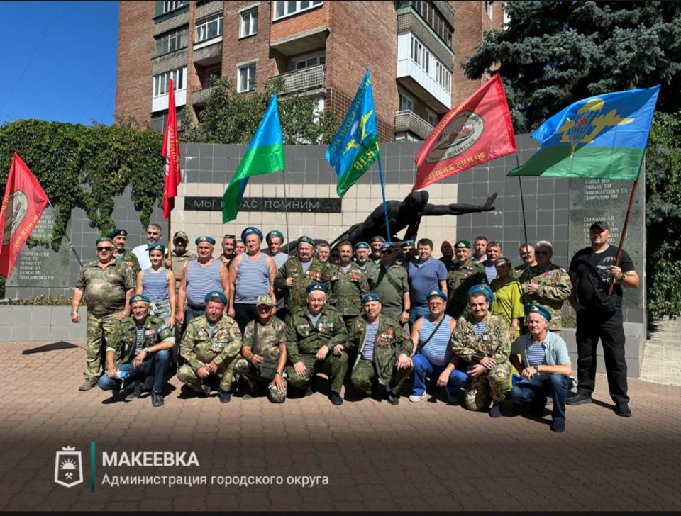 Макеевчане в День Воздушно-десантных войск почтили память героев возложением цветов к Памятнику погибшим воинам-интернационалистам