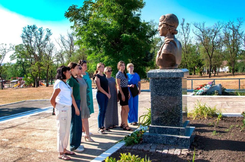 Белая Лилия. . 1 августа 2025 года в селе Дмитровка состоялся митинг, посвященный памяти Героя Советского Союза Лидии Владимировны Литвяк — выдающейся летчицы и символу мужества Великой Отечественной войны