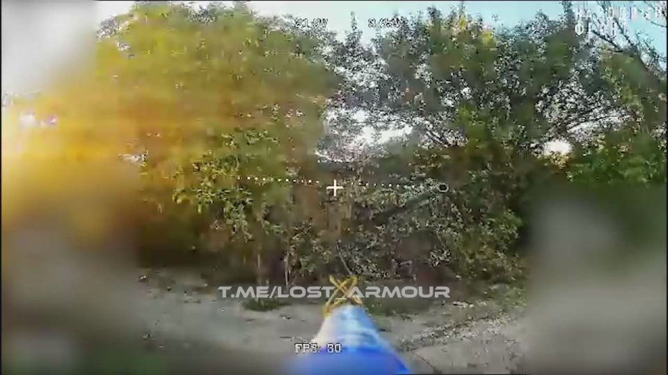 Операторы оптоволоконных FPV-дронов "КВН" уничтожили танк Т-64БВ ВСУ в северной части Красноармейска (Покровска)