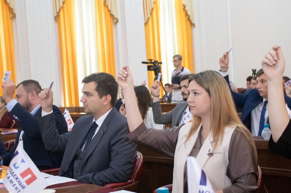 Поддержка и конкуренция: Журавлев о работе Молодежного парламента ДНР