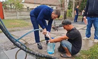 Денис Пушилин поучаствовал в доставке воды жителям Моспино ДНР