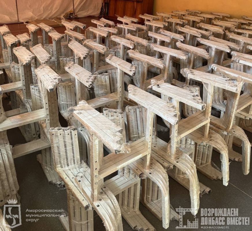 Игорь Лызов: Амвросиевская школа № 6 получила крупную партию новой школьной мебели, закупленной благодаря поддержке региона-шефа Амурской области