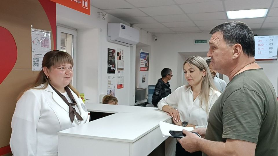 Игорь Лызов: Встретился с трудовым коллективом отделения ГБУ МФЦ г. Амвросиевки