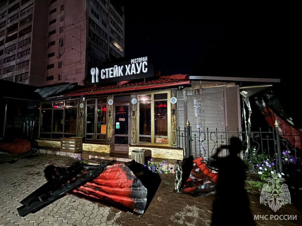 В Оренбурге горела крыша ресторана