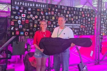 Глава Минкультуры ДНР передал музыкальный инструмент военнослужащим