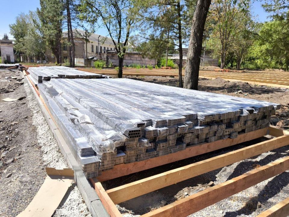 Александр Качанов: Якутия доставила доски для настила в зоне фудкорта в парке Докучаевска