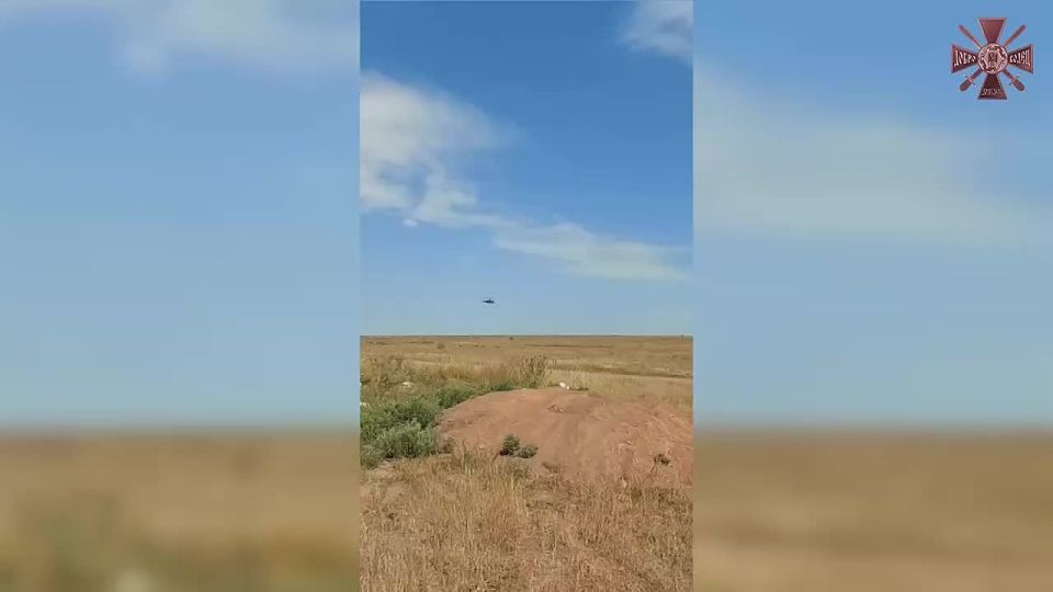 Хорошую традицию завели ребята одного из населенных пунктов на Донбассе - провожать вертолеты на выполнение боевых задач