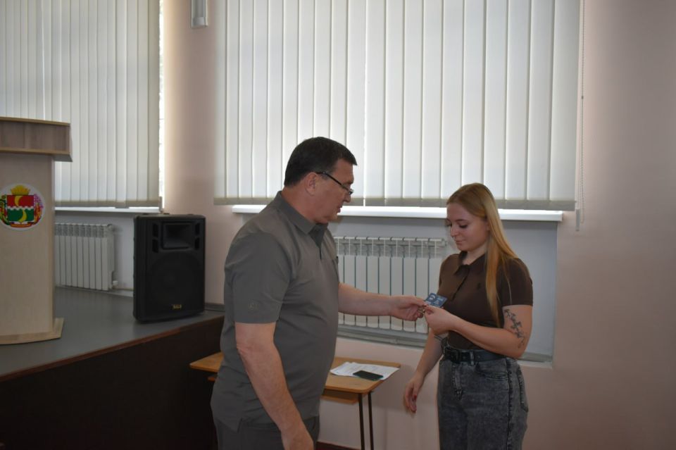 Игорь Лызов: Вручил партийные билеты членов Всероссийской политической Партии «ЕДИНАЯ РОССИЯ»