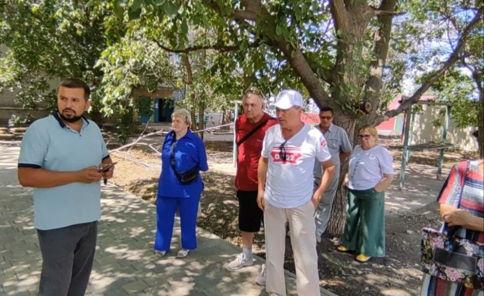 Председатель общественного совета при администрации Амвросиевского муниципального округа Александр Горянный встретился с жителями многоквартирного дома по улице Свободы, 13 г. Амвросиевка
