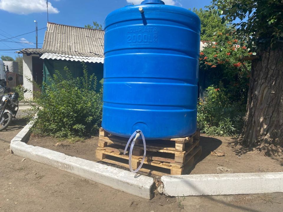 По поручению Главы ДНР Дениса Пушилина с целью обеспечения населения водой в г. Моспино проведены работы по установке ёмкости для разбора технической воды на ул. Горноспасательная, 4