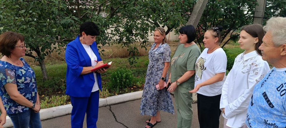 Во исполнение поручения Главы Донецкой Народной Республики Дениса Владимировича Пушилина о ведении постоянного диалога, депутат Дебальцевского городского совета Наталья Сиренко провела встречу с жителями по ул. Советская 79