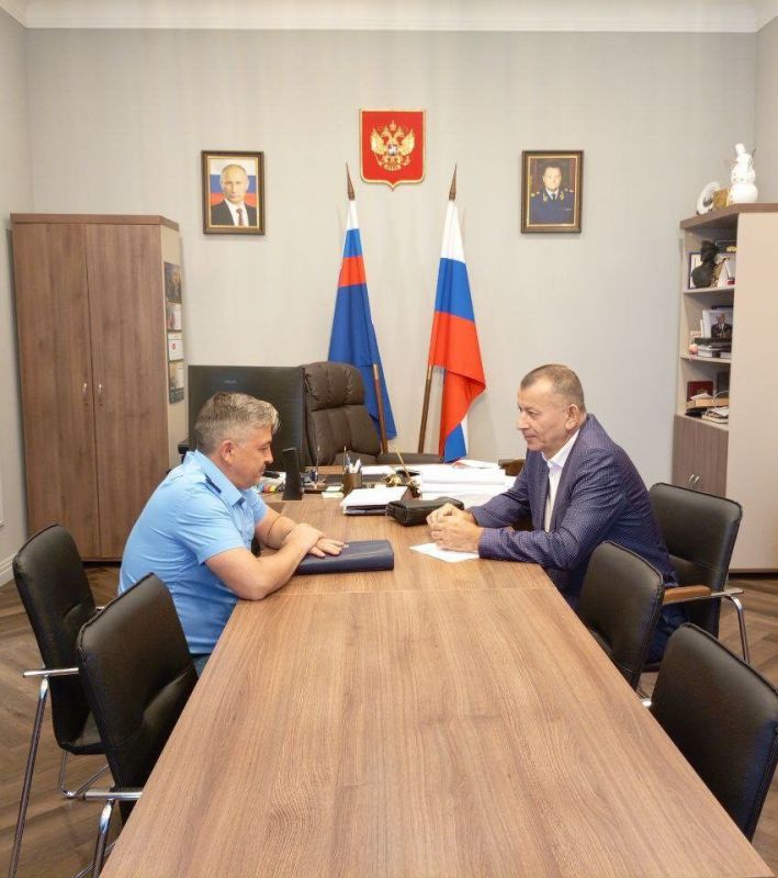 5 августа 2025 года Врио руководителя Юго-Западной межрегиональной территориальной государственной инспекции труда Адамом Эльмурзаевым проведена рабочая встреча с Прокурором Херсонской области Петровым Андреем Юрьевичем