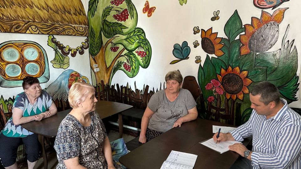 Встреча с населением. Сегодня, 5 августа, депутат Торезского городского совета Донецкой Народной Республики Игорь Шинкарев провел встречу с населением по ул. Пятницкого