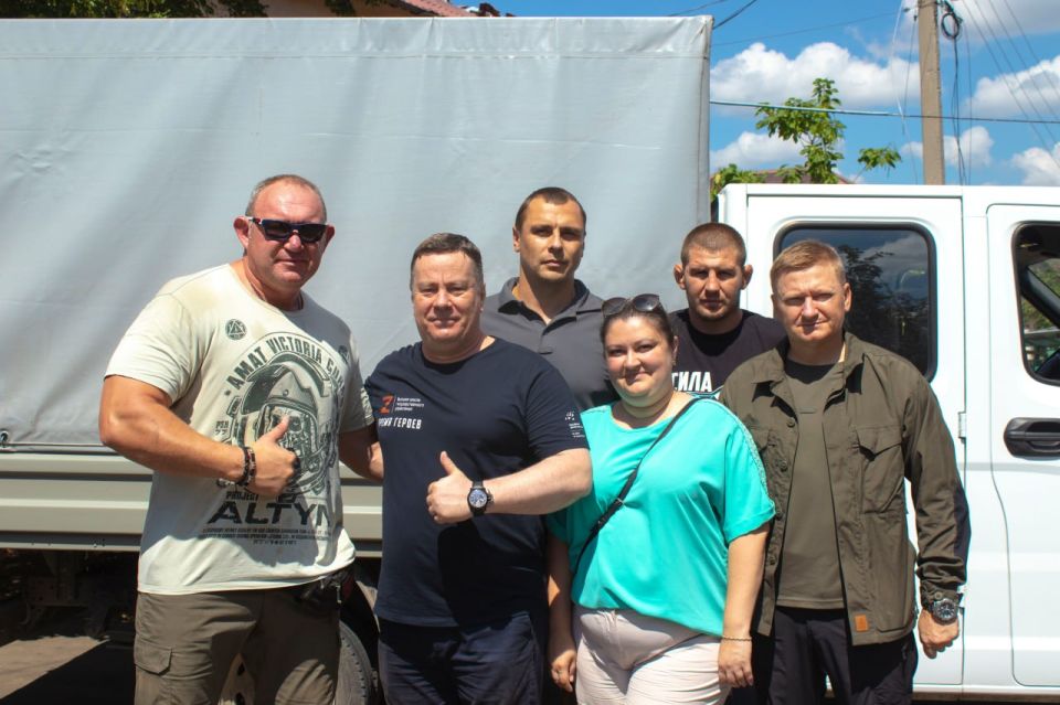 Константин Кузьмин: Вместе с депутатами Народного Совета ДНР Мариной Каплянок, Денисом Островским, Евгением Белашевым, Вадимом Морозовым и Максимом Швецем привезли жителям Кураховского округа гуманитарную помощь