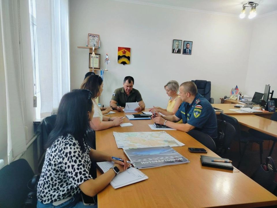 Александр Шатов: В Шахтерском округе состоялось итоговое заседание комиссии по оценке готовности организаций, осуществляющих образовательную деятельность к новому учебному году