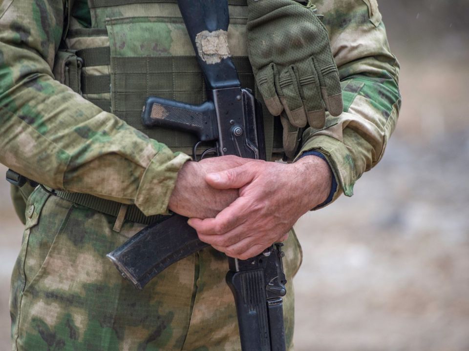 Боец России спас сотни военных. Видео