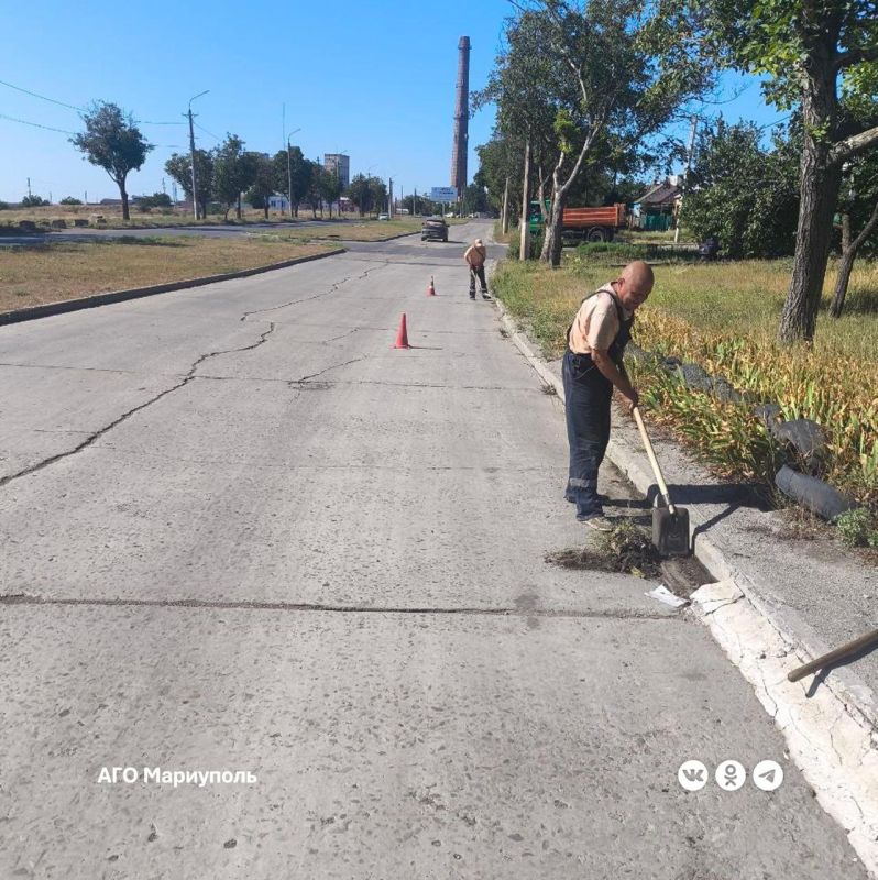 Специалисты «Мариупольавтодор» выполнили уборку проезжей части по улице Олимпийской