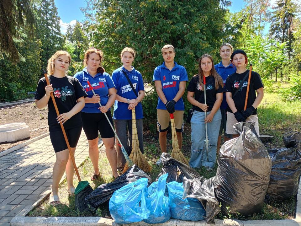 Молодёжь Ждановки провела субботник на территории Братской могилы советских воинов-освободителей