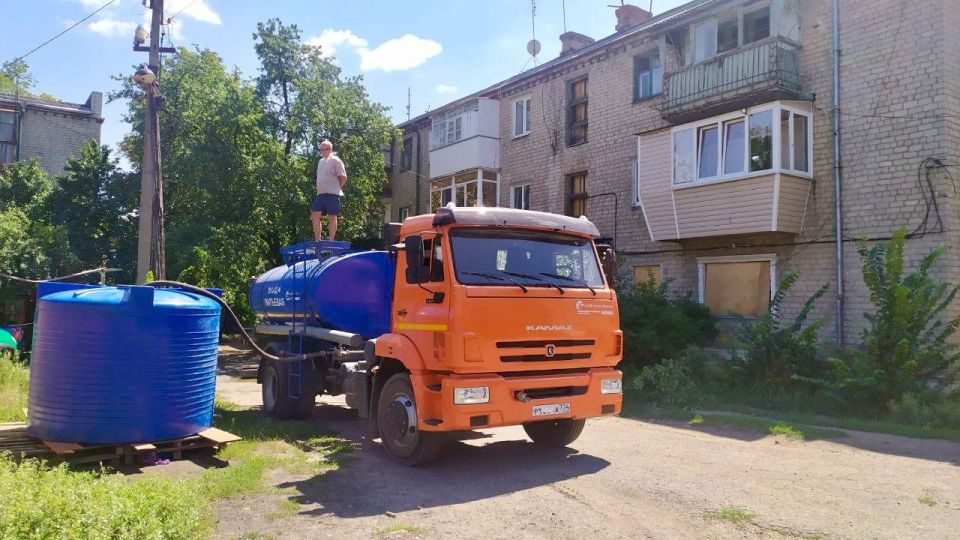 МУП АГЯ "ЭКО-КОМФОРТ-СЕРВИС" совместно с Горловским ПУВКХ ГУП ДНР "Вода Донбасса" продолжают наполнять установленные раннее ёмкости в пгт