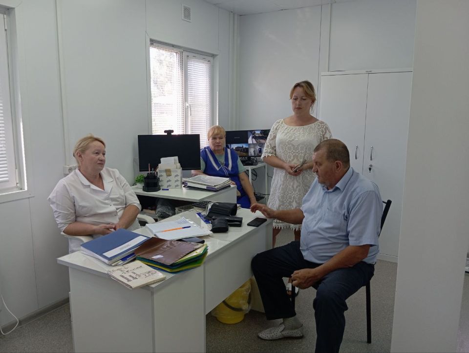 5 августа заведующий Солнцевским территориальным сектором Администрации Старобешевского муниципального округа Сергей Сеферов провел встречу с работниками Солнцевского ФАПа