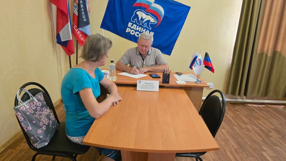 Николай Михайлов: Провел личный приём граждан в общественной приёмной партии "Единая Россия" Старобешевского муниципального округа