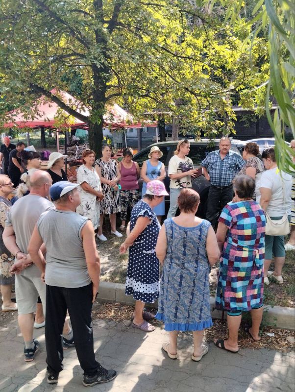 По поручению Главы ДНР Дениса Пушилина 05.08.2025 по адресу: г. Донецк, ул. Ивана Ткаченко, д. 1А состоялась встреча с жителями, на которой присутствовал депутат Донецкого городского Совета Евгений Селютин