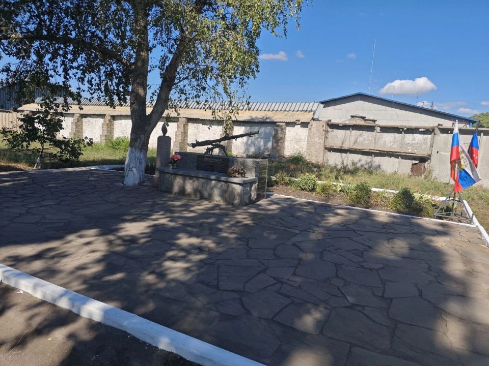 Александр Шатов: Акция «Чистый памятник» у Памятного знака защитникам села Петропавловка, погибшим в 2014-2015 г