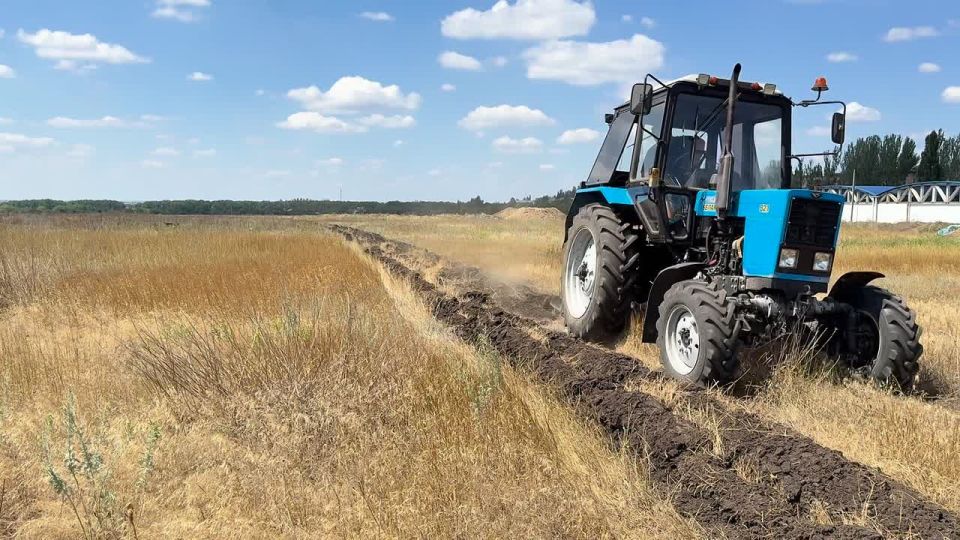 В Шахтерском округе продолжается опашка территории