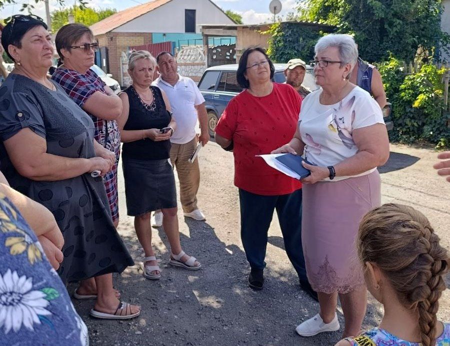 5 августа заместитель Главы Администрации Старобешевского муниципального округа Вера Немилостивая провела встречу с жителями улицы Энгельса города Комсомольское