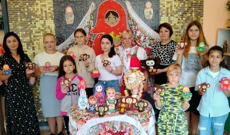 МБУ «Степнянский дом культуры» открыл свои двери для творческой мастерской, где каждый желающий имел возможность прикоснуться к душе России, создавая её неофициальные символы — матрёшку из солёного теста и Чебурашку из фетра