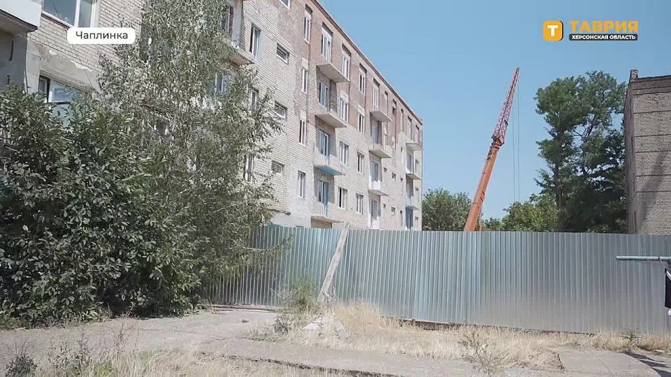 В Чаплинке завершается восстановление многоквартирного дома, который пострадал от обстрела ВСУ в 2023 году