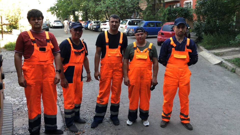 Сегодня, 05.08.2025 года, силами сотрудников жилищно-коммунальных предприятий Пролетарского внутригородского района г. Донецка были выполнены следующие работы: