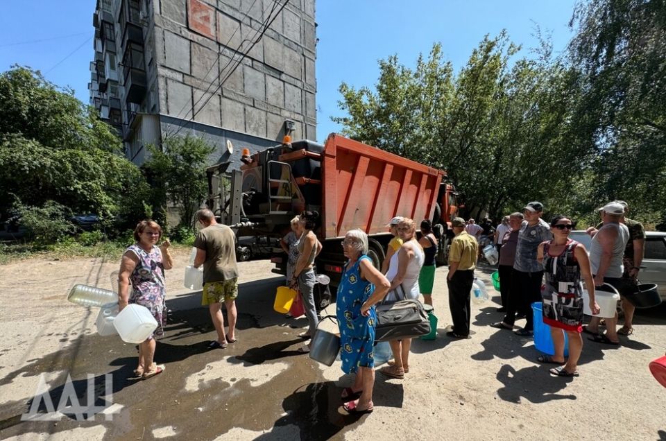 В беде не бросают. За неделю Макеевка получила от регионов-шефов 15 водовозов