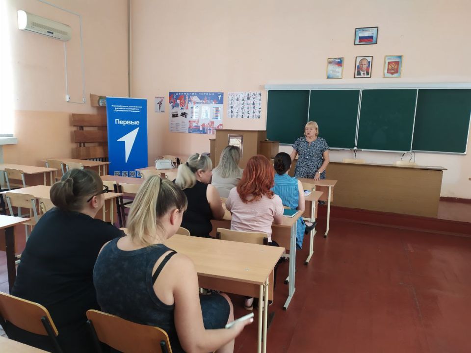 Сегодня, 05 августа, управляющий делами администрации городского округа Торез Наталья Бекетова провела встречу с трудовым коллективом Торезского колледжа (филиал) ФГБОУ ВО "ДОНАУИГС"