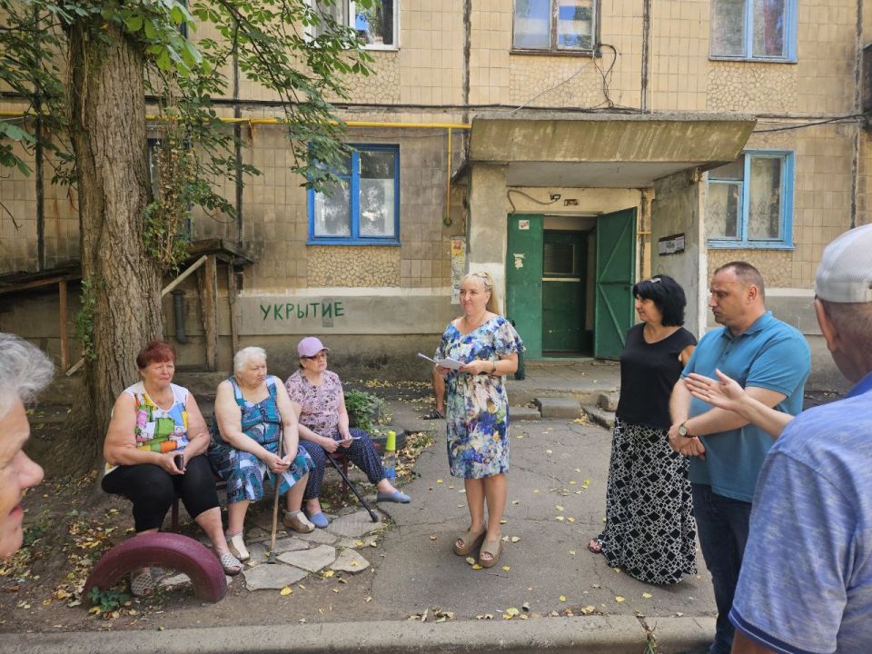 Встреча с населением. Сегодня, 5 августа, Председатель Торезского городского совета Александр Казмерчук совместно с депутатом Торезского городского совета Жанной Поповой, управляющим делами администрации городского округа...