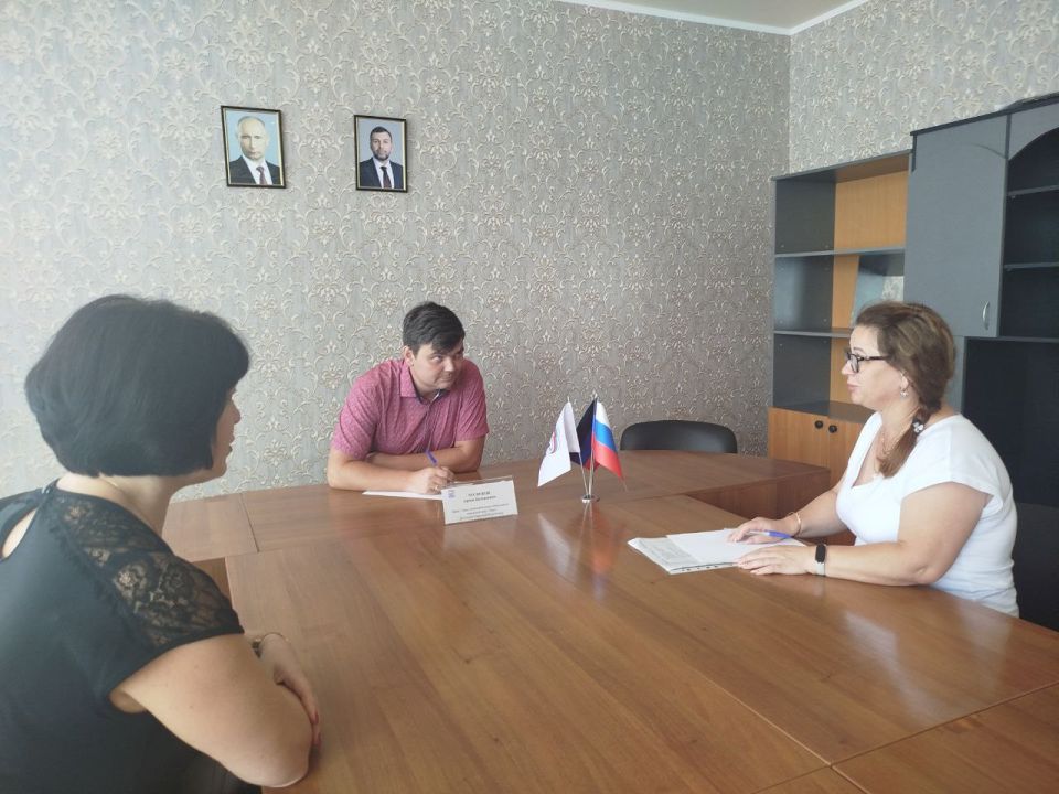 Сегодня, 5 августа, врип Главы администрации городского округа Торез Артём Чесноков провел прием граждан в Общественной приемной партии «Единая Россия»