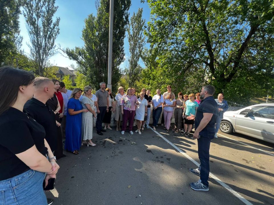 5 августа депутат Макеевского городского совета Геннадий Гальчук провел встречу в торговой сети «Галактика» и компании ООО «Наместник»