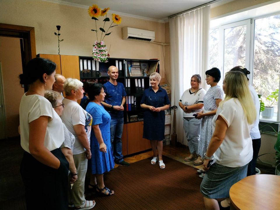 По поручению Главы ДНР Дениса Пушилина начальник отдела компенсаций за утраченное жилье Минтруда ДНР Олесия Камалова провела встречу с трудовым коллективом органа социальной защиты Червоногвардейского района города Макеевка