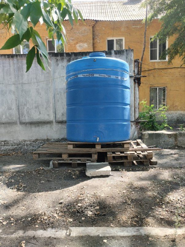 По поручению Главы ДНР Дениса Пушилина с целью обеспечения населения водой в г. Моспино проведены работы по установке ёмкости для разбора технической воды на ул. Ново-Моспино, 23