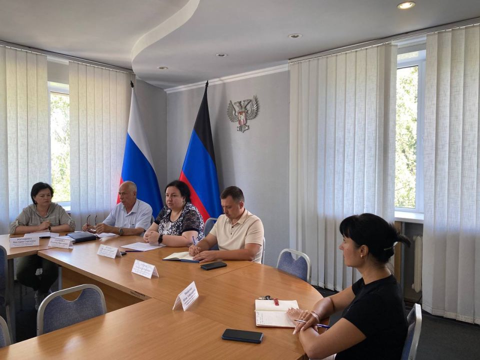 Виктория Жукова: Провела еженедельное аппаратное совещание с руководителями ведомств, а также представителями силовых структур