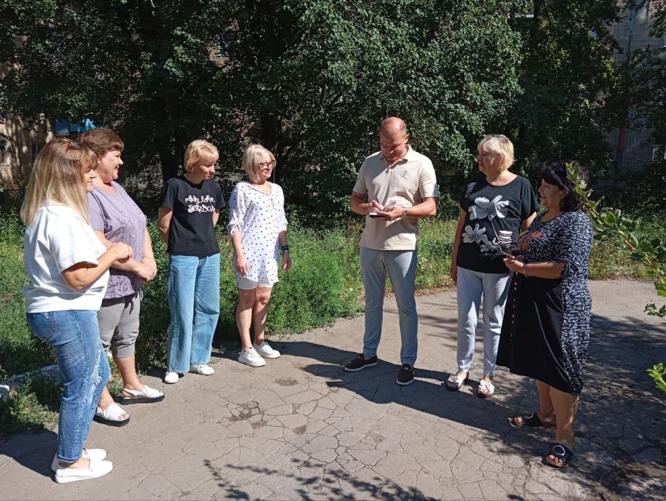 В Пролетарском внутригородском районе прошла встреча депутата городского совета ДНР Виталия Воловика с трудовым коллективом Филиала Государственного Фонда поддержки участников специальной военной операции «Защитники...