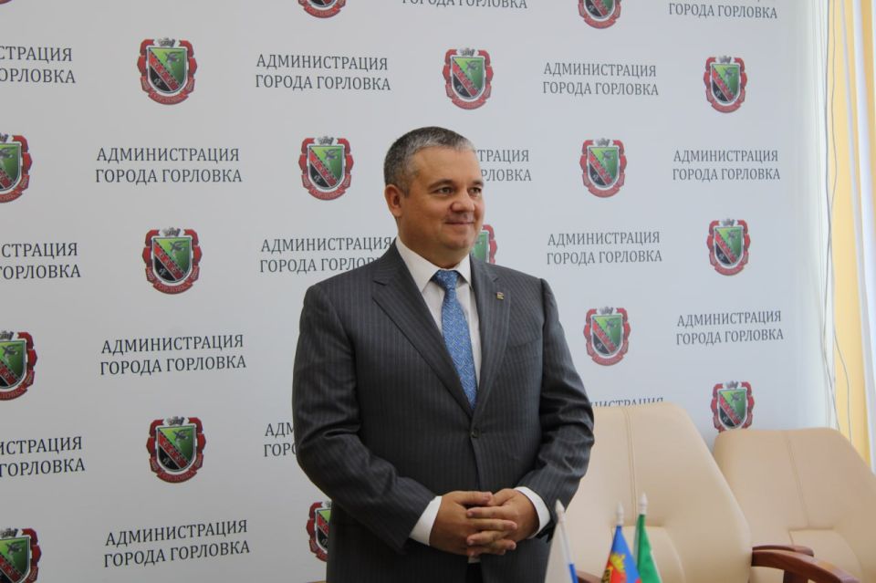 Сотрудники администрации и волонтёры Горловки отмечены благодарностями за самоотверженный труд и вклад в развитие молодёжной политики