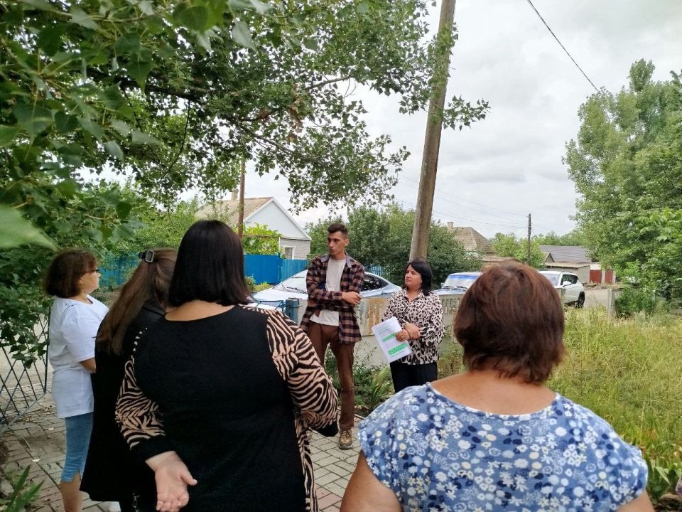 Заместитель главы администрации Волновахского МО, координатор Женского движения "Единой России" Елена Снисаренко встретилась с трудовым коллективом музея истории села Хлебодаровка и местными жителями населенного пункта