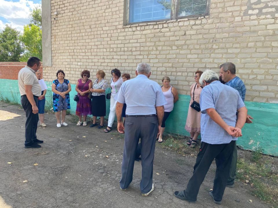 Сегодня состоялась встреча с жителями с. Новоянисоль, которую провел заместитель главы Администрации Володарского муниципального округа Якименко А. В
