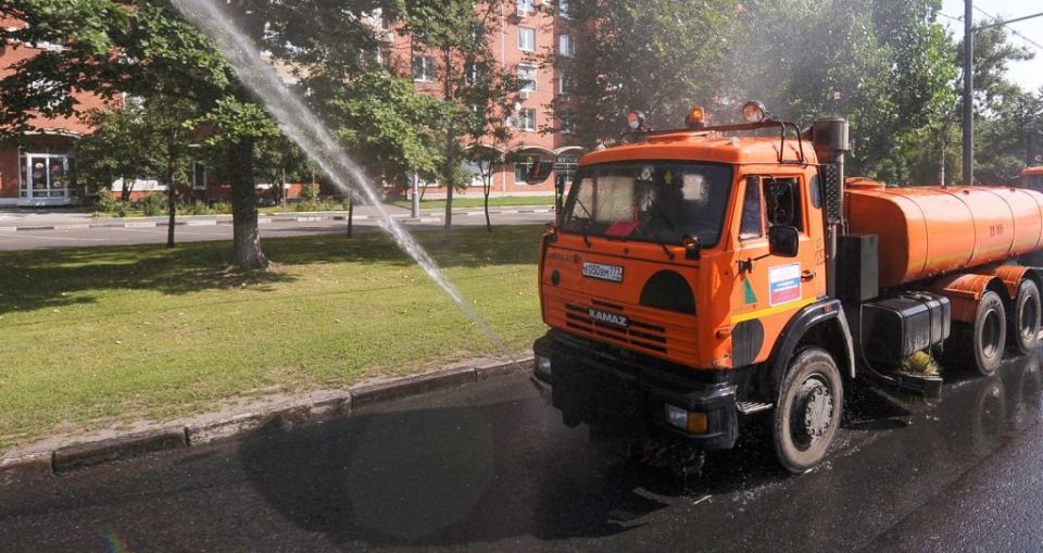 В связи с жаркой погодой для сохранения городских цветников и клумб, а также поддержания дорожного покрытия, полив осуществляется только ТЕХНИЧЕКОЙ водой