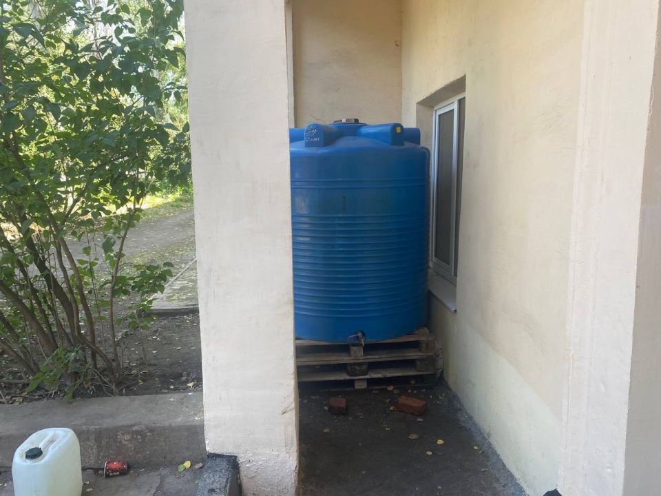 По поручению Главы ДНР Дениса Пушилина с целью обеспечения населения водой в г. Моспино проведены работы по установке ёмкости для разбора технической воды на ул. Короленко, 9