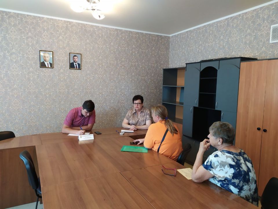 Сегодня, 5 августа 2025 года Врип Главы муниципального образования городской округ Торез Артем Чесноков провел прием населения по личным вопросам