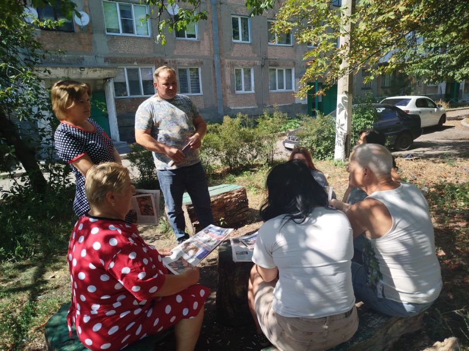 Встреча с населением. Сегодня, 5 августа, во исполнение поручения Главы Донецкой Народной Республики Дениса Пушилина депутат Торезского городского совета Василий Лавришин провел встречу с населением по ул. Гончарова