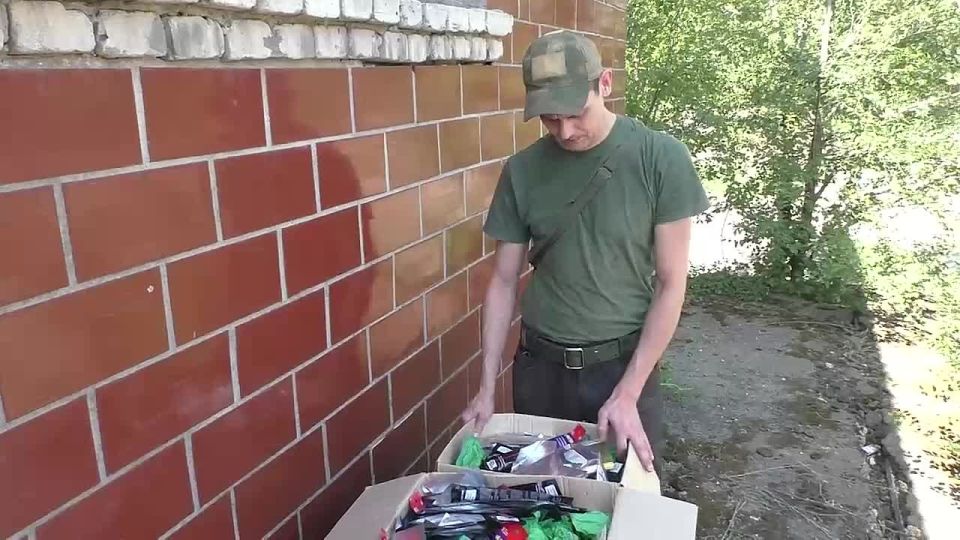 Подразделение штурмовиков с Красноармейского направления СВО, получило по линии МОО Вече груз гуманитарной помощи в виде тактической медицины и другого нужного имущества